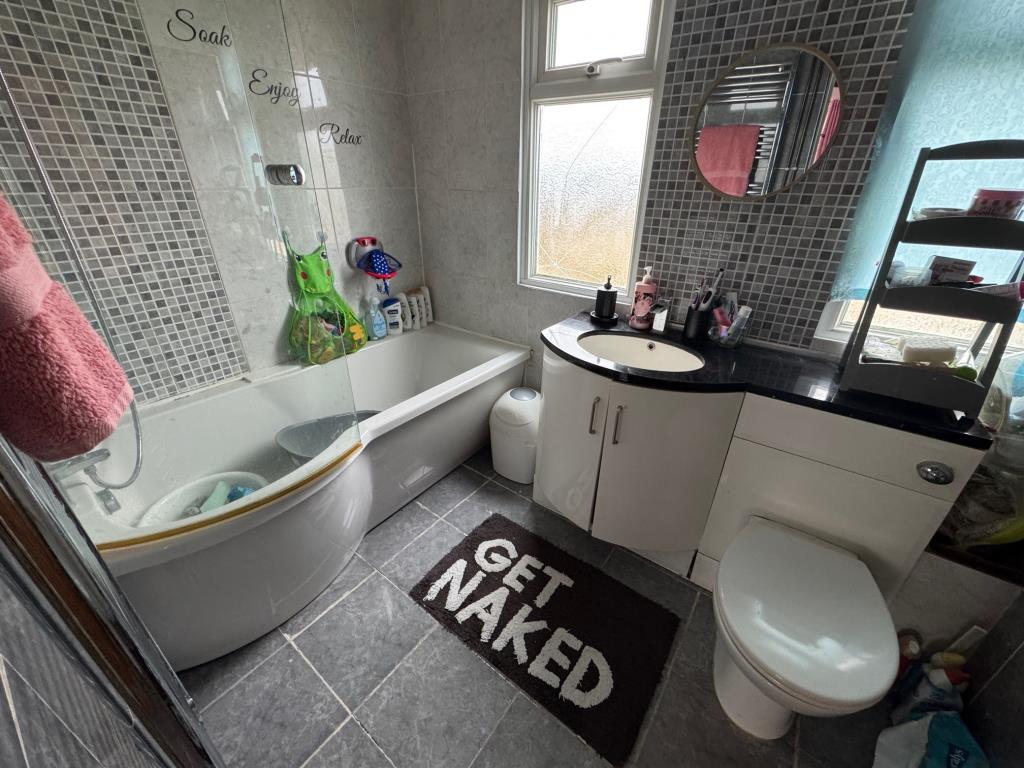 Lot: 156 - FREEHOLD INVESTMENT - THREE-BEDROOM SEMI-DETACHED HOUSE - Bathroom